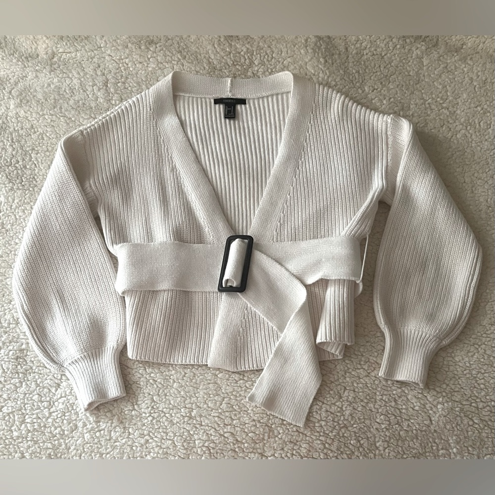 FOREVER 21 WHITE CARDIGAN size M